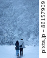 雪の中のカップル 86157909