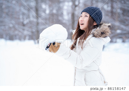 雪合戦をする女性（冬・笑顔） 86158147
