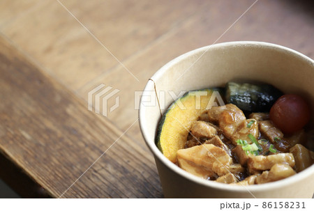 使い捨て容器に入っているテイクアウトの魯肉飯 86158231