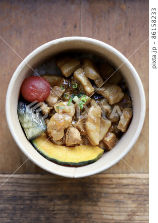 使い捨て容器に入っているテイクアウトの魯肉飯 使い捨て容器に入っているテイクアウトの魯肉飯 86158233