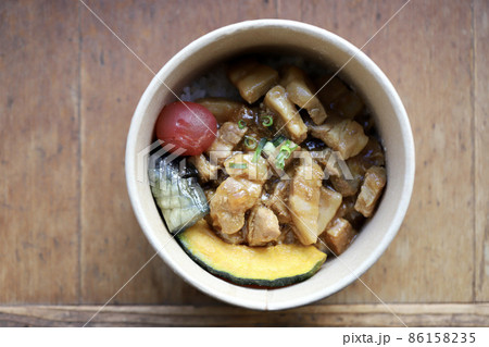 使い捨て容器に入っているテイクアウトの魯肉飯 使い捨て容器に入っているテイクアウトの魯肉飯 86158235