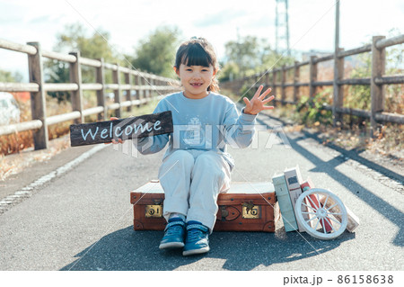 ウェルカムの看板を持った女の子 welcome ウェルカムの看板を持った女の子 welcome 86158638