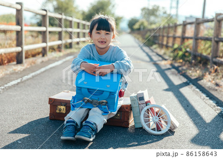 ランドセルを抱える女の子 First grade ランドセルを抱える女の子 First grade 86158643
