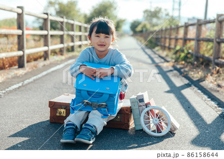 ランドセルを抱える女の子 First grade ランドセルを抱える女の子 First grade 86158644