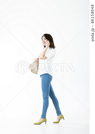スマホで話す若い女性　白バック 86158649