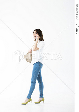 スマホで話す若い女性 白バック スマホで話す若い女性 白バック 86158650