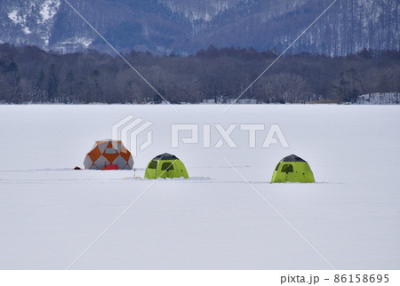 冬の北海道七飯町東大沼でワカサギ釣りのテントが並ぶ風景を撮影 冬の北海道七飯町東大沼でワカサギ釣りのテントが並ぶ風景を撮影 86158695