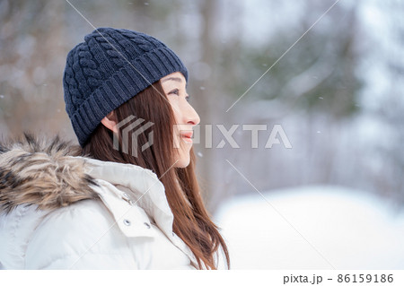 雪の中にいる女性(冬・横顔) 雪の中にいる女性(冬・横顔) 86159186