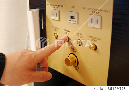 ホテルのコントロールパネルを操作する ホテルのコントロールパネルを操作する 86159593