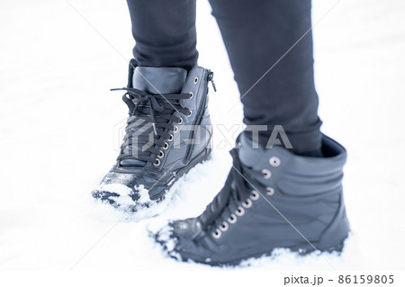 雪道を歩く(雪靴) 雪道を歩く(雪靴) 86159805