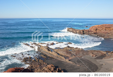 Waves crashing on the coast of Lanzarote 86160019