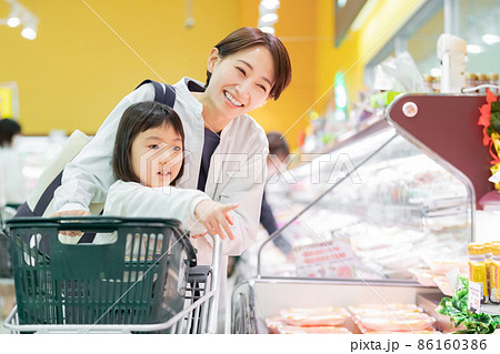 スーパーで買物をする親子 スーパーで買物をする親子 86160386