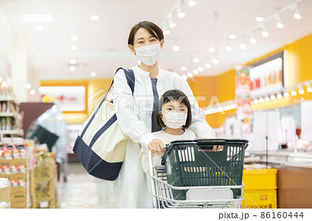 スーパーで買物をする親子　マスク有り 86160444
