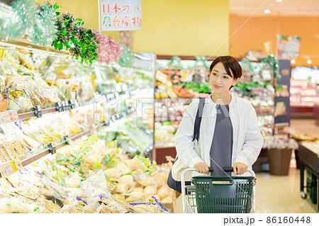 スーパーで買物をする女性 86160448