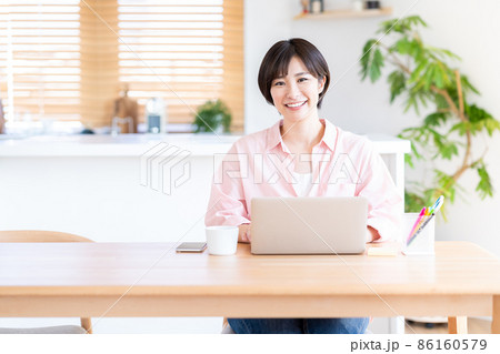 リビングでテレワークをする女性 リビングでテレワークをする女性 86160579