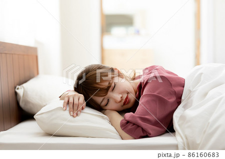 寝る女性 寝る女性 86160683