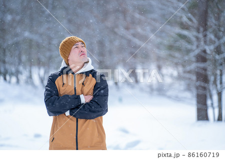 雪の中にいる男性（寒い） 86160719