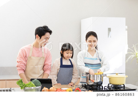 おうち時間 料理作りを楽しむ家族 おうち時間 料理作りを楽しむ家族 86160863