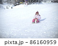 少女の雪遊び 86160959