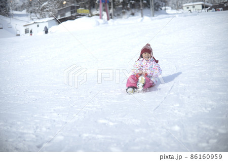少女の雪遊び 86160959