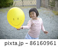 風船と少女 86160961