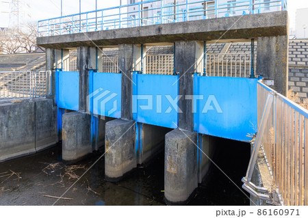 河川の堤防に設置された下水処理場の樋門 86160971