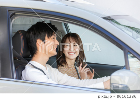 ドライブに出かけるカップル 86161236