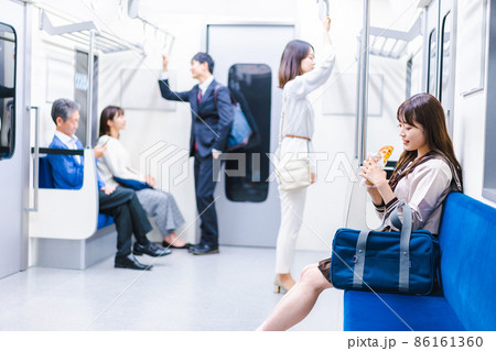 電車でパンを食べる学生 電車でパンを食べる学生 86161360
