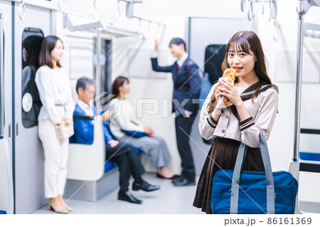 電車でパンを食べる学生 電車でパンを食べる学生 86161369