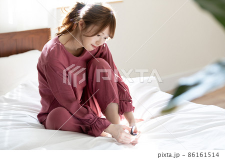 爪を切る女性 86161514