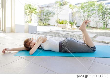 ヨガマットに寝そべる女性 ヨガマットに寝そべる女性 86161580