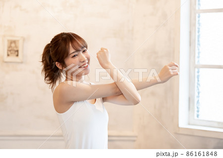 ストレッチをする女性 86161848
