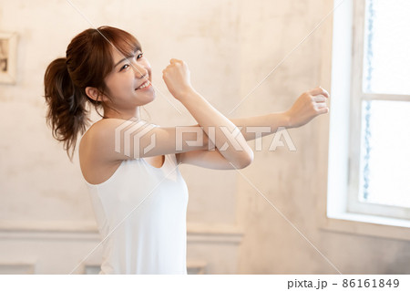 ストレッチをする女性 86161849
