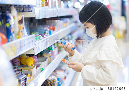 スーパーで欲しい物を探す小学生　マスク有り 86162063