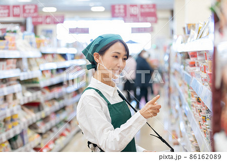 スーパーで働く女性 スーパーで働く女性 86162089