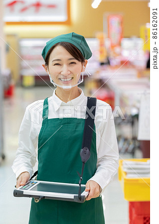 スーパーで働く女性 スーパーで働く女性 86162091