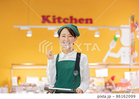 スーパーで働く女性 スーパーで働く女性 86162099