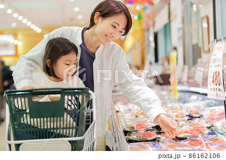 スーパーで買物をする親子 86162106