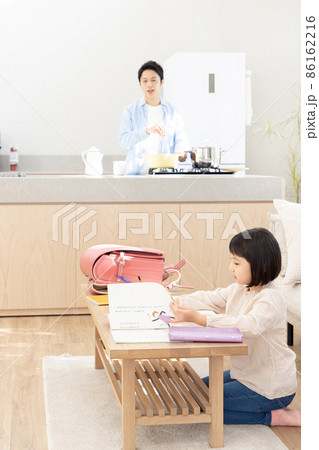 おうち時間 父子イメージ おうち時間 父子イメージ 86162216