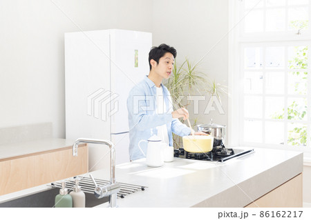 料理を作る男性　おうち時間を楽しむ 86162217