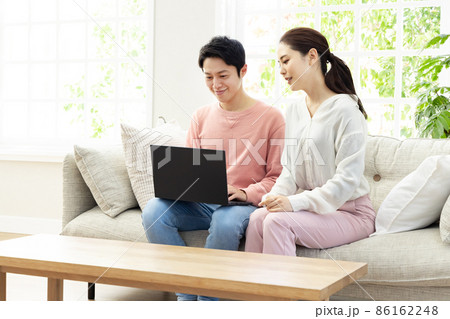 ノートパソコンで検索するカップル ノートパソコンで検索するカップル 86162248