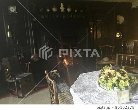 イギリス　湖水地方　ピーターラビットの作者・ポターの家　リビング 86162279