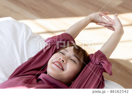 ベッドで伸びをする女性 ベッドで伸びをする女性 86162542