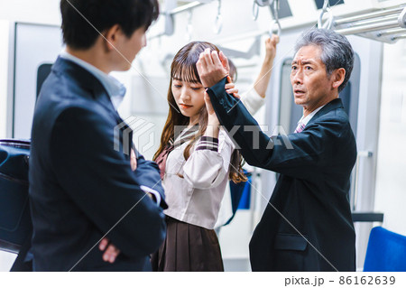電車内で取り押さえられる中年男性 電車内で取り押さえられる中年男性 86162639