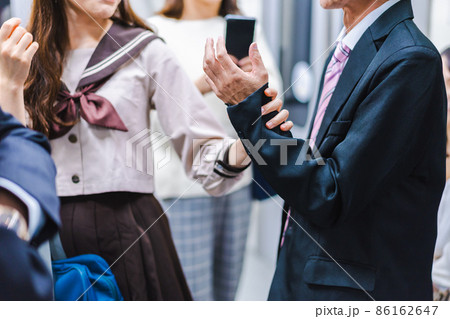 電車内で取り押さえられる中年男性 86162647