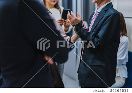 電車内で取り押さえられる中年男性 電車内で取り押さえられる中年男性 86162651