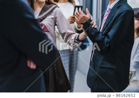 電車内で取り押さえられる中年男性 電車内で取り押さえられる中年男性 86162652