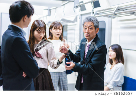 電車内で取り押さえられる中年男性 86162657