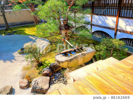 京都、妙顕寺四海唱導の庭の手水鉢 86162669