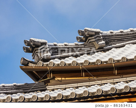 雪の積もった寺院の屋根 雪の積もった寺院の屋根 86163431